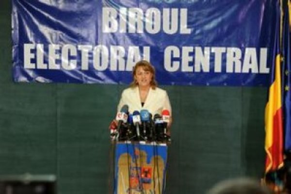 BEC şi-a suspendat activitatea până la pronunţarea CCR privind referendumul